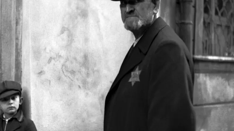 Židé v protektorátu po zavedení povinnosti nosit viditelně žlutou hvězdu s označením „Jude“