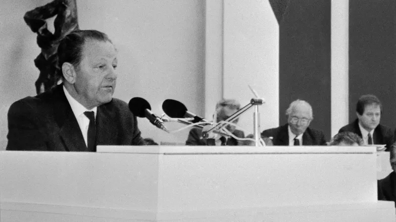 Milouš Jakeš na mimořádném sjezdu KSČ odstupuje ze své funkce