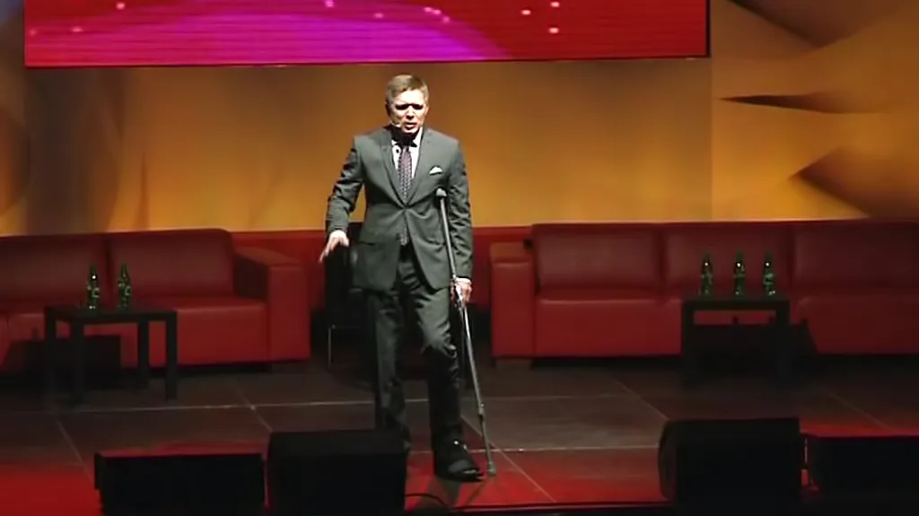 Robert Fico za svými voliči míří i navzdory zranění