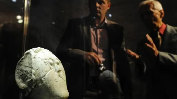 Do muzea v Novém Strašecí na Rakovnicku se 20. května po 68 letech na jeden den vrátil originál plastiky keltské hlavy, která byla objevena v roce 1943 v nedalekých Mšeckých Žehrovicích.