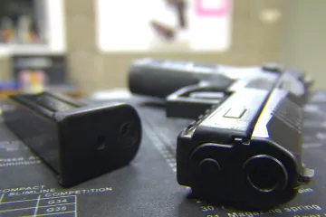 Senát vytáhl proti zbraňové směrnici EU. V těsném hlasování podpořil petici držitelů zbraní