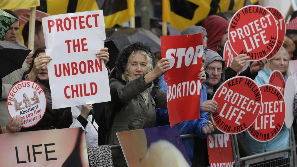 Protesty před klinikou v Belfastu
