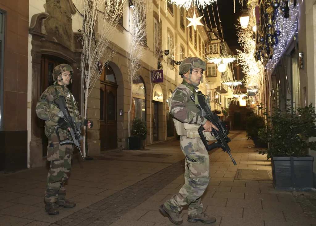 Vojáci se samopaly v opuštěných předvánočních ulicích centra Štrasburku.