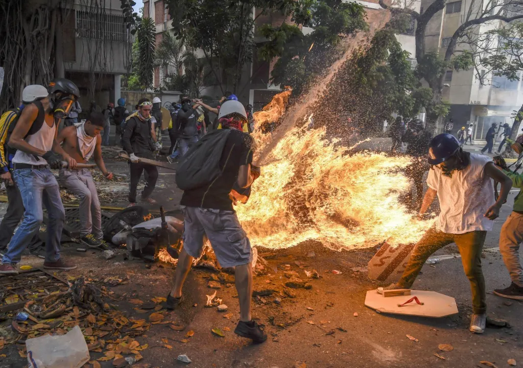 Třetí cena v kategorii Aktualita (série). Demonstrant v ohni.  Během protestů proti venezuelskému prezidentu Nicolási Madurovi vzpláli někteří demonstranti od ohně poté, co se vznítila nádrž s benzinem od policejní motorky.