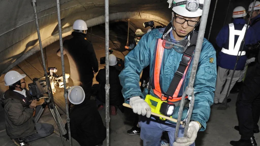 Inspekce silničního tunelu v Japonsku