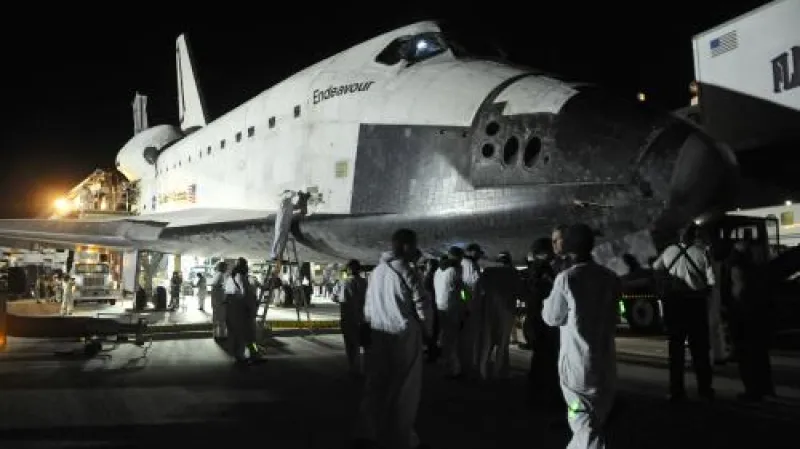 Raketoplán Endeavour po přistání na Mysu Canaveral