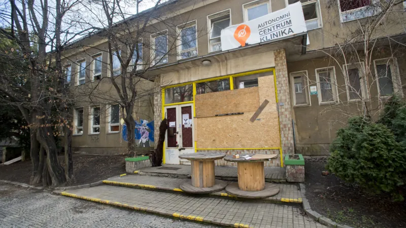 Zabedněná výloha v sociálním centru Klinika na pražském Žižkově