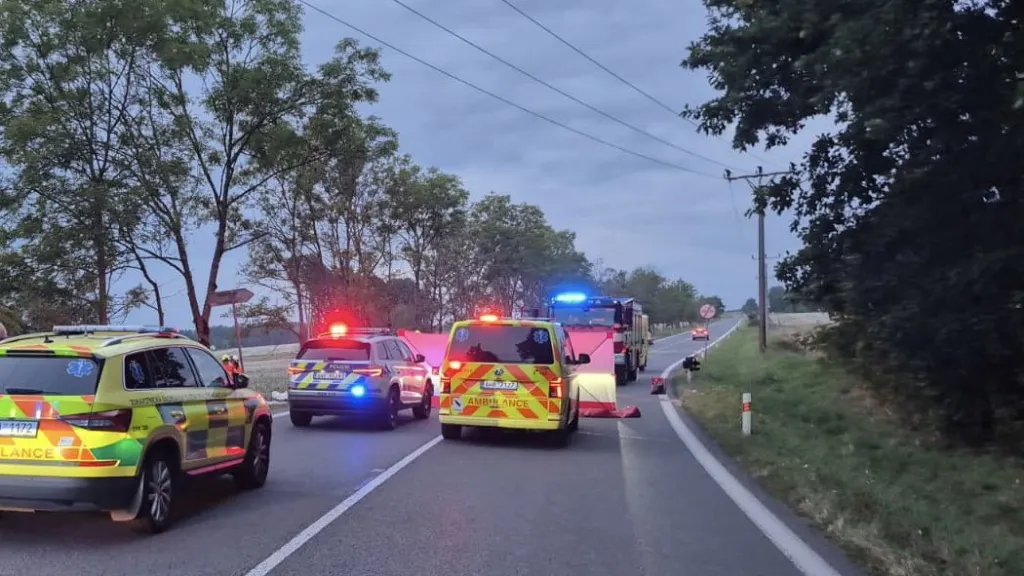 Záchranné složky na silnici I/37, kde došlo ke srážce dvou vozidel