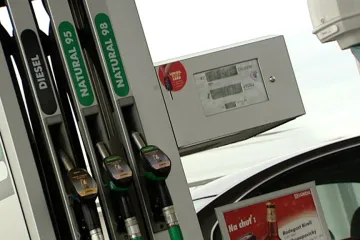 U benzínky levněji – natural spadl pod 35 korun