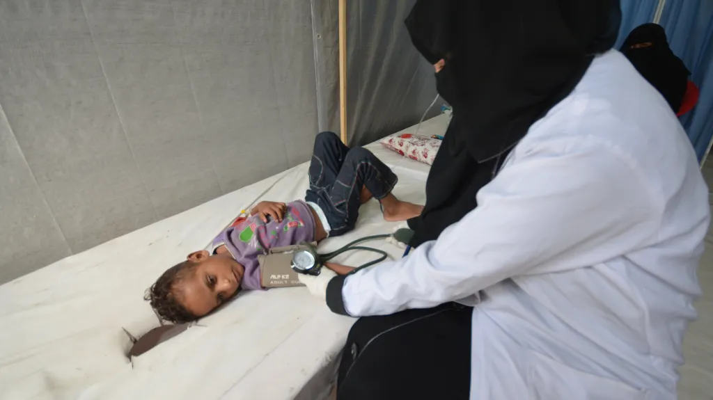 Dítě v Jemenu nakažené cholerou