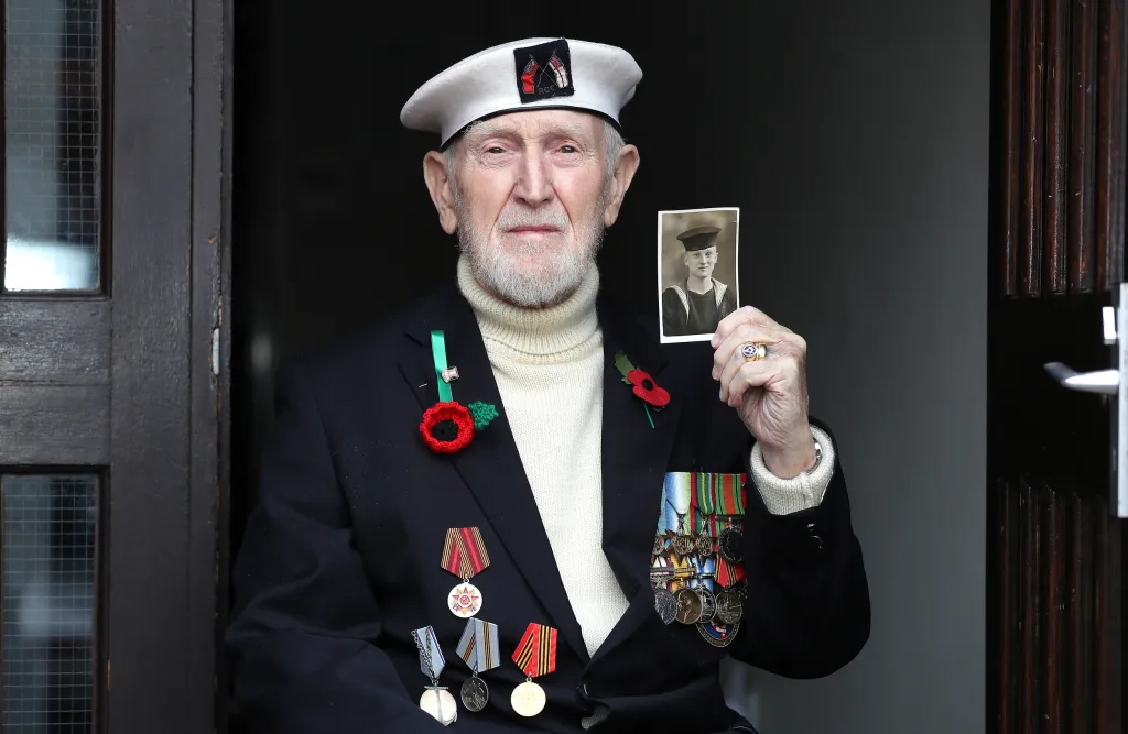 Veterán z druhé světové války Malcolm Clerc (94 let) se v 15 letech připojil ke královskému námořnictvu a sloužil jako poddůstojník na Guamu. Den veteránů si připomněl ve svém domově