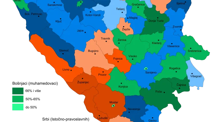 Etnické složení Bosny a Hercegoviny v roce 1895. Zelená značí většinu Muslimů, modrá Srbů a červená Chorvatů