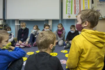 Žákyně žaluje školu v Českém Těšíně kvůli nošení roušky. Ohrožuje to prý její zdraví