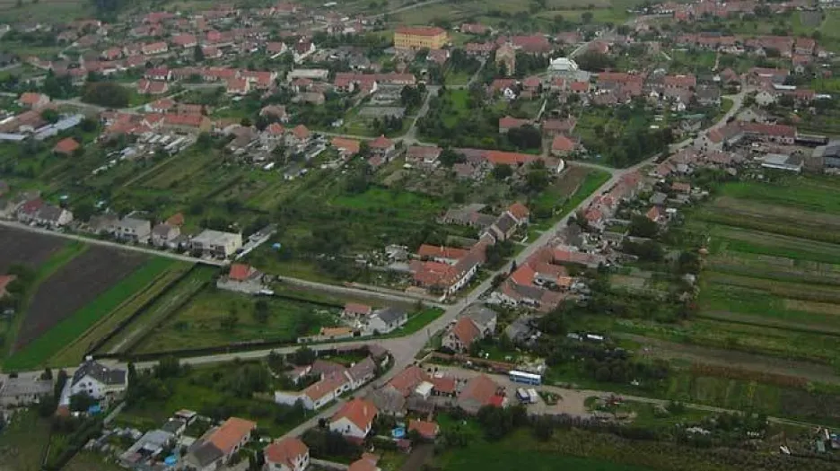 Letecký snímek obce Vlasatice na Brněnsku
