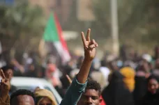 Situace v Súdánu je po převratu napjatá. Zadržený premiér se údajně mohl přesunout domů