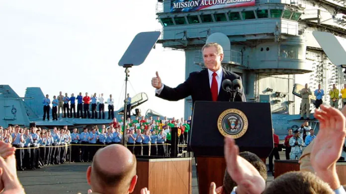 Prezident Bush dává "palcem nahoru" znamení poté, co prohlásil konec hlavního boje v Iráku