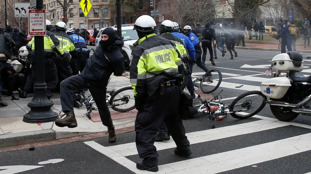 Střety policie s protestujícími odpůrci Trumpa