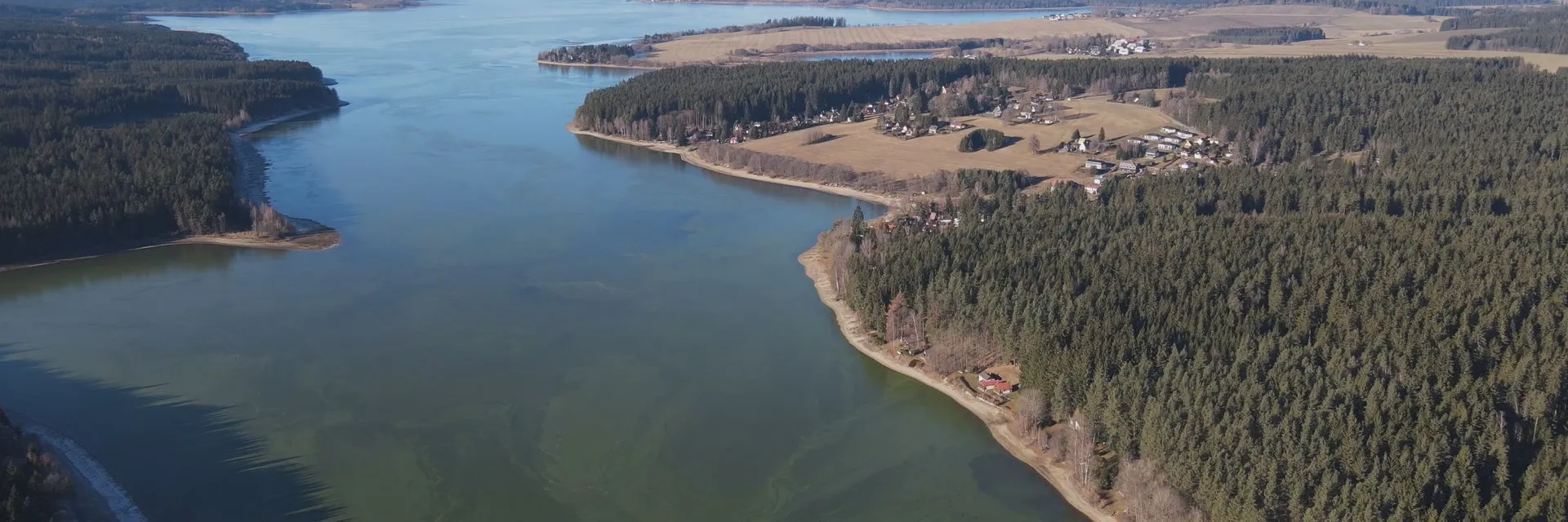 U nelegálních výpustí do Lipna se objevuje odpad a zápach