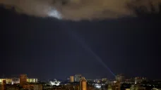 Kyjevští obránci reflektorem pátrají po útočících ruských dronech (8. května 2024)
