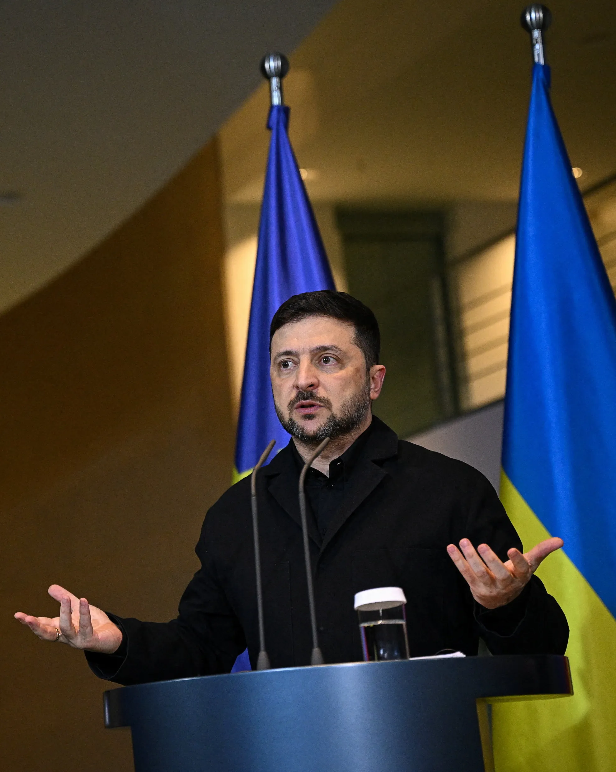 Zelenskyj: Mírový plán zatím není hotov, Ukrajina neuzná Donbas za ruský