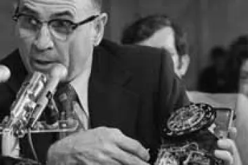 Kapitola 3 - Profesionálové se spojením na Castra, CIA a Nixona