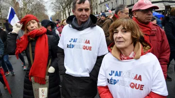 Pařížský protest takzvaných červených šátků