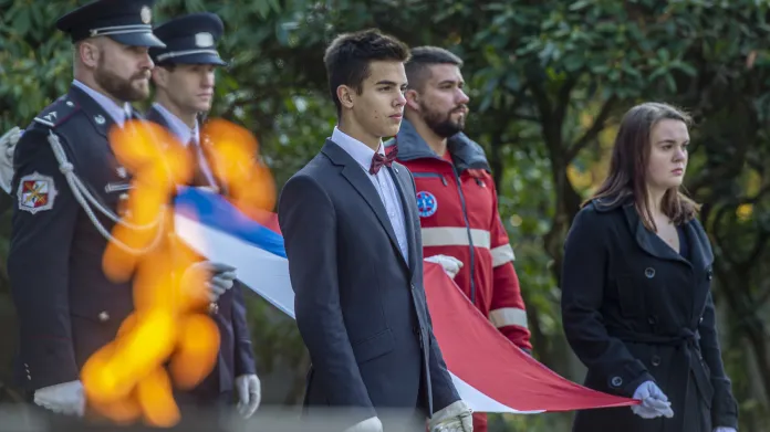 Státní vlajku u památníku v Ruprechticích symbolicky držel nejen voják, ale také hasič, policista, záchranář