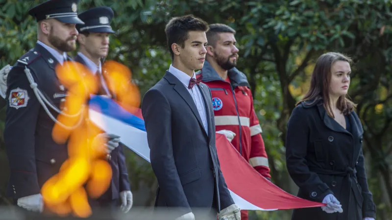 Státní vlajku u památníku v Ruprechticích symbolicky držel nejen voják, ale také hasič, policista, záchranář