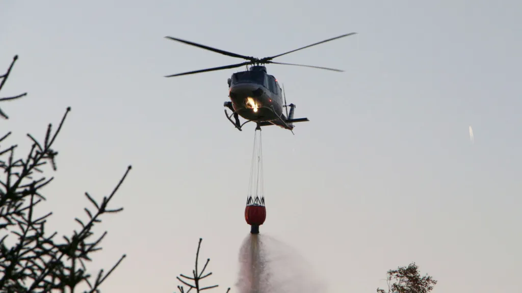 Vrtulník hasí les