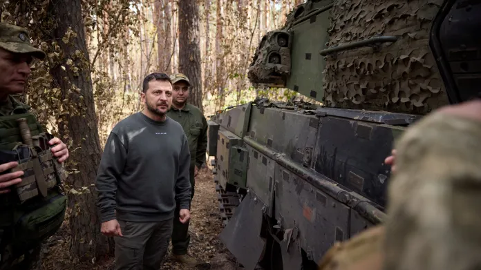 Volodymyr Zelenskyj u tanku Leopard 2 při návštěvě frontové linie v říjnu 2023