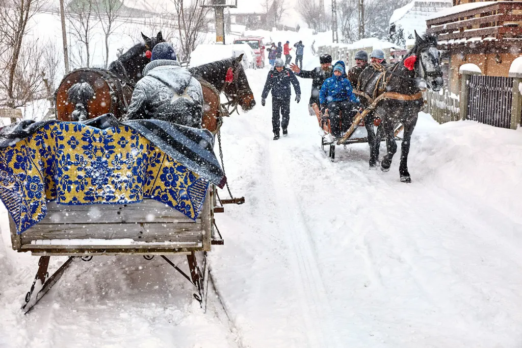 Vítěz v kategorii Dobrodružné příběhy. Dopravní zácpa během zimní bouře v rumunském Brašově.