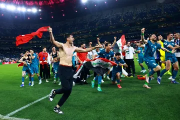 Fotbalové mistrovství vyprodukuje obří emise. Samo se potýká s nepřízní klimatu