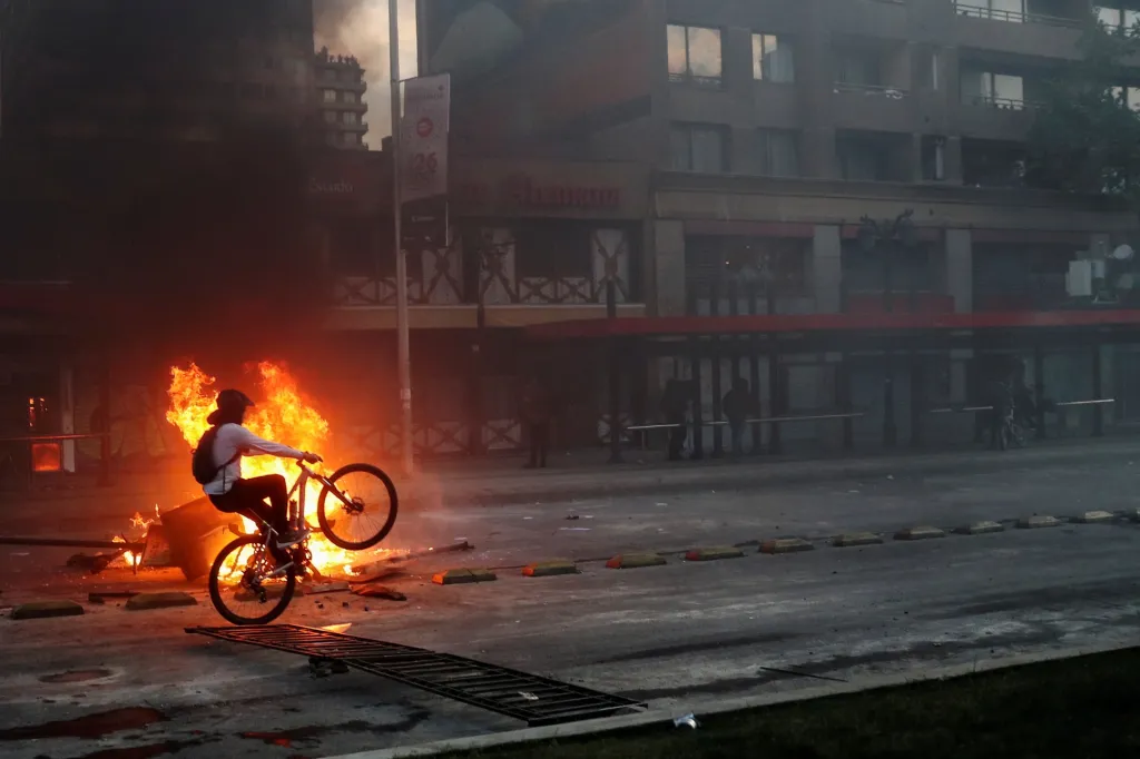 Chile si tento týden zažilo nelehké chvíle. Do ulic nastoupily policejní jednotky, které reagovaly na demonstrace proti ekonomickému systému země. Situace eskalovala, když demonstranti začali ničit a rabovat obchody v hlavním městě Santiagu