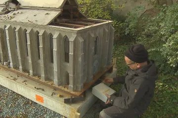 Krištof Kintera znovu postavil a pak poničil obchodní dům Kotva či Emauzský klášter