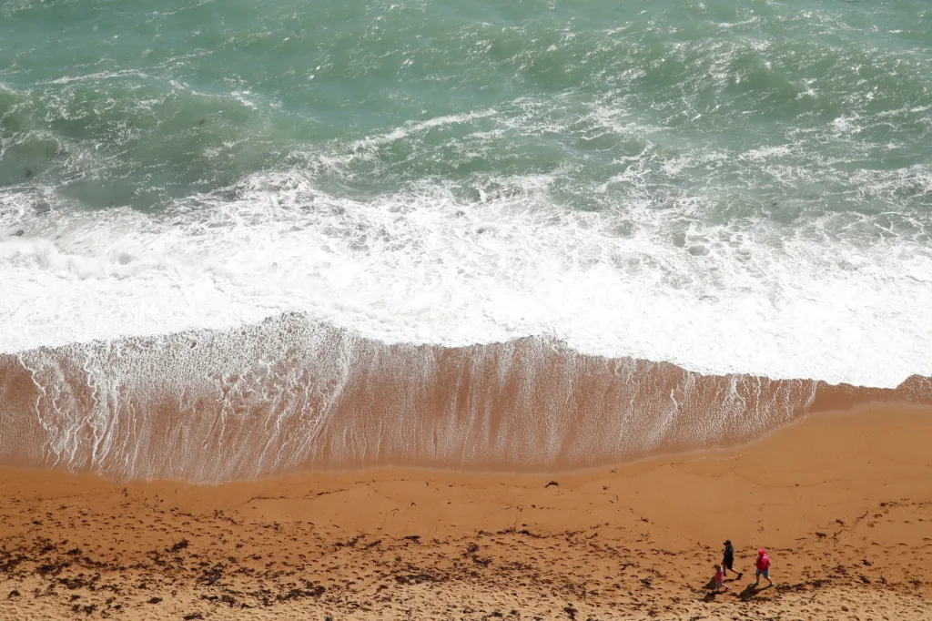Pobřeží v jižní části Anglie Jurassic Coast navštěvuje v době koronavirových opatření více turistů