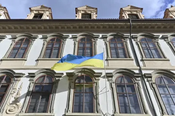 Vláda pošle 300 milionů Ukrajině, Česko zakáže přílety a odlety ruských aerolinek