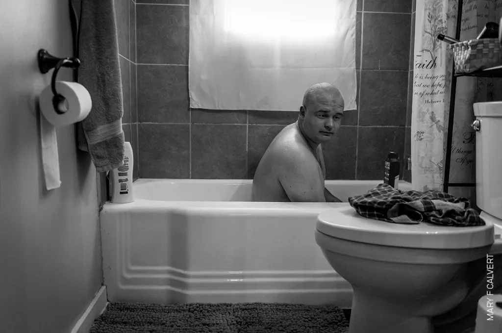 Nominace na vítěznou fotografii v kategorii SOUČASNÉ PROBLÉMY. Mary F. Calvert – Bývalý americký mariňák a oběť sexuálního útoku v armádě Ethan Hanson
