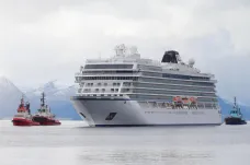 Výletní loď, která se od soboty zmítala na moři u Norska, už je v přístavu