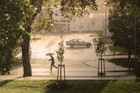 Silné bouřky dorazí i v pondělí, hrozí bleskové povodně