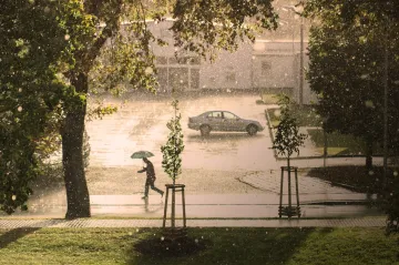 Silné bouřky dorazí i v pondělí, hrozí bleskové povodně