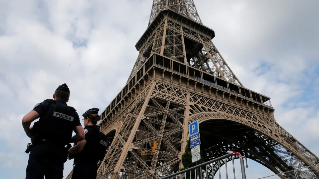 Policejní hlídky u Eiffelovy věže