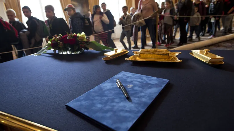 Stůl prezidenta pro jmenovací ceremoniál v Trůnním sále