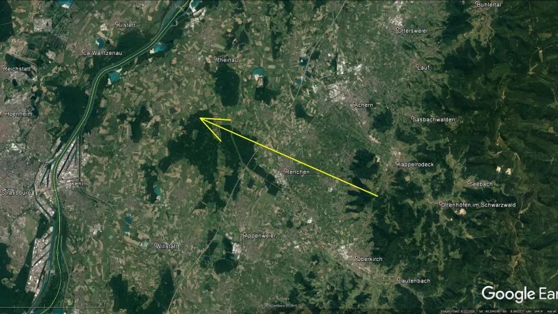 Průmět atmosférické dráhy bolidu EN100718 na zemský povrch (žlutá šipka). Skutečná délka vyfotografované atmosférické dráhy 63 km a bolid jí uletěl za přibližně 4 s