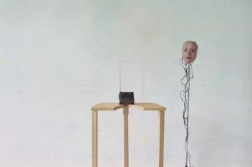 Purpurovou vertikálu výtvarnice Margity Titlové vidí ti, kdo si ji představí