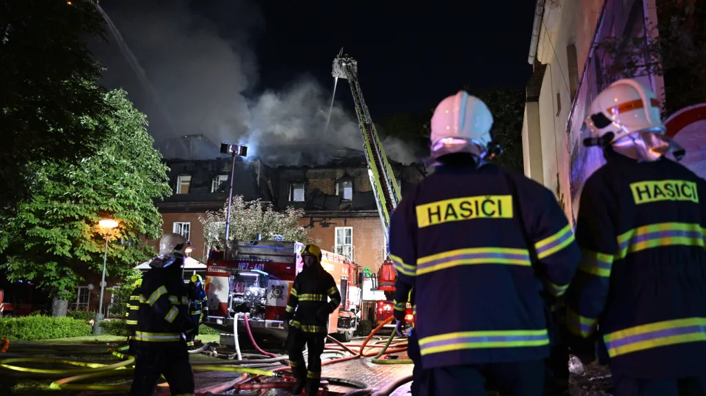 S požárem bojovalo 23 jednotek hasičů