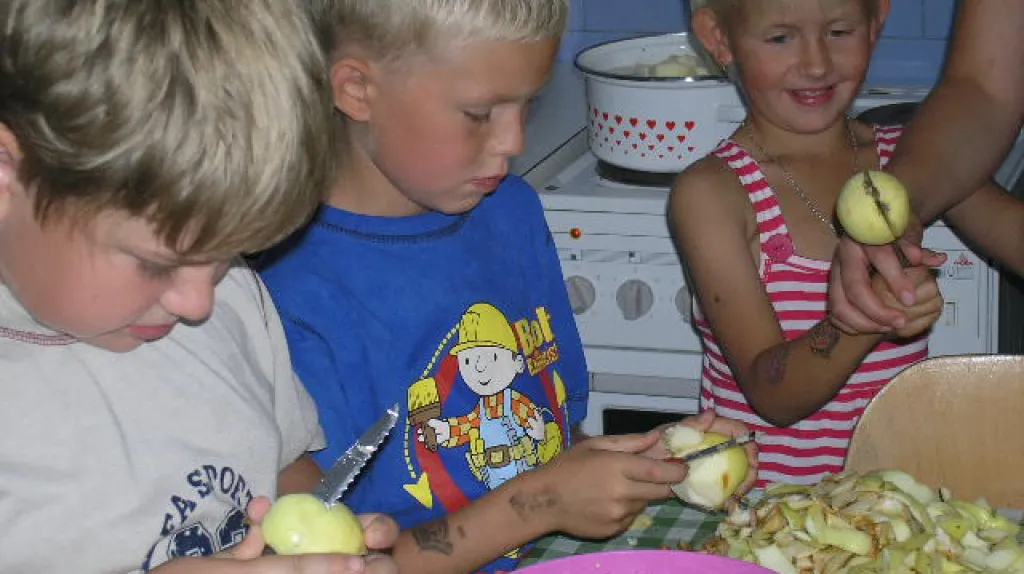 Příprava jablečného dortu v Dětském klubu