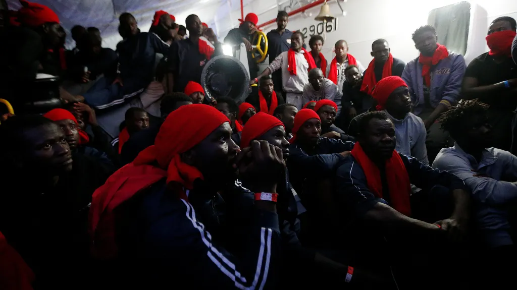 Migranti na lodi organizace Save the Children