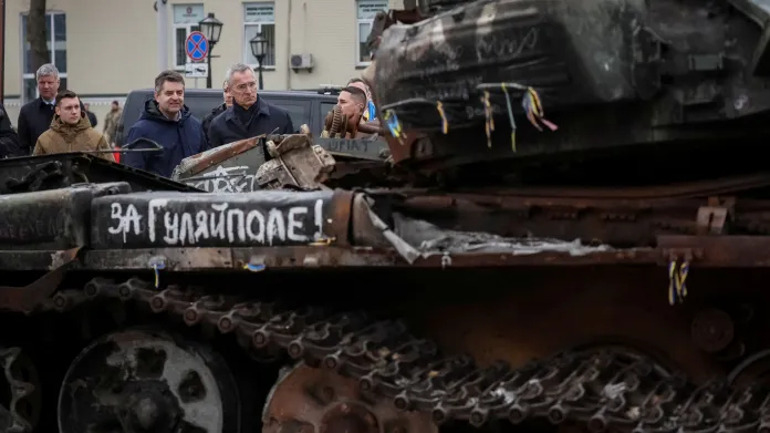 Stoltenberg si v Kyjevě prohlédl výstavu poničené ruské vojenské techniky