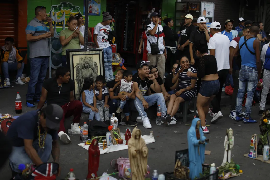 Kořeny kultu pravděpodobně sahají až k aztéckým božstvům smrti. V současnosti je spojeno s katolicismem. Vatikán se ke kultu staví odmítavě a považuje ho za rouhačský. A to i přesto, že mnoho bývalých římsko-katolických kněží slouží pro kult mše. Často se ale obě víry jednoduše praktikují zároveň, sdílí i mnoho stejných rituálů