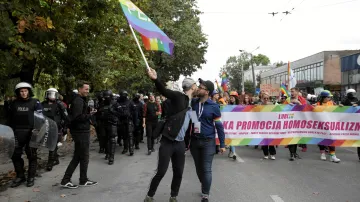 Pravicoví radikálové a konzervativci napadli průvod za práva LGBT skupiny